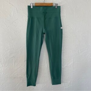 Vuori Everyday Leggings. Size Medium. Green